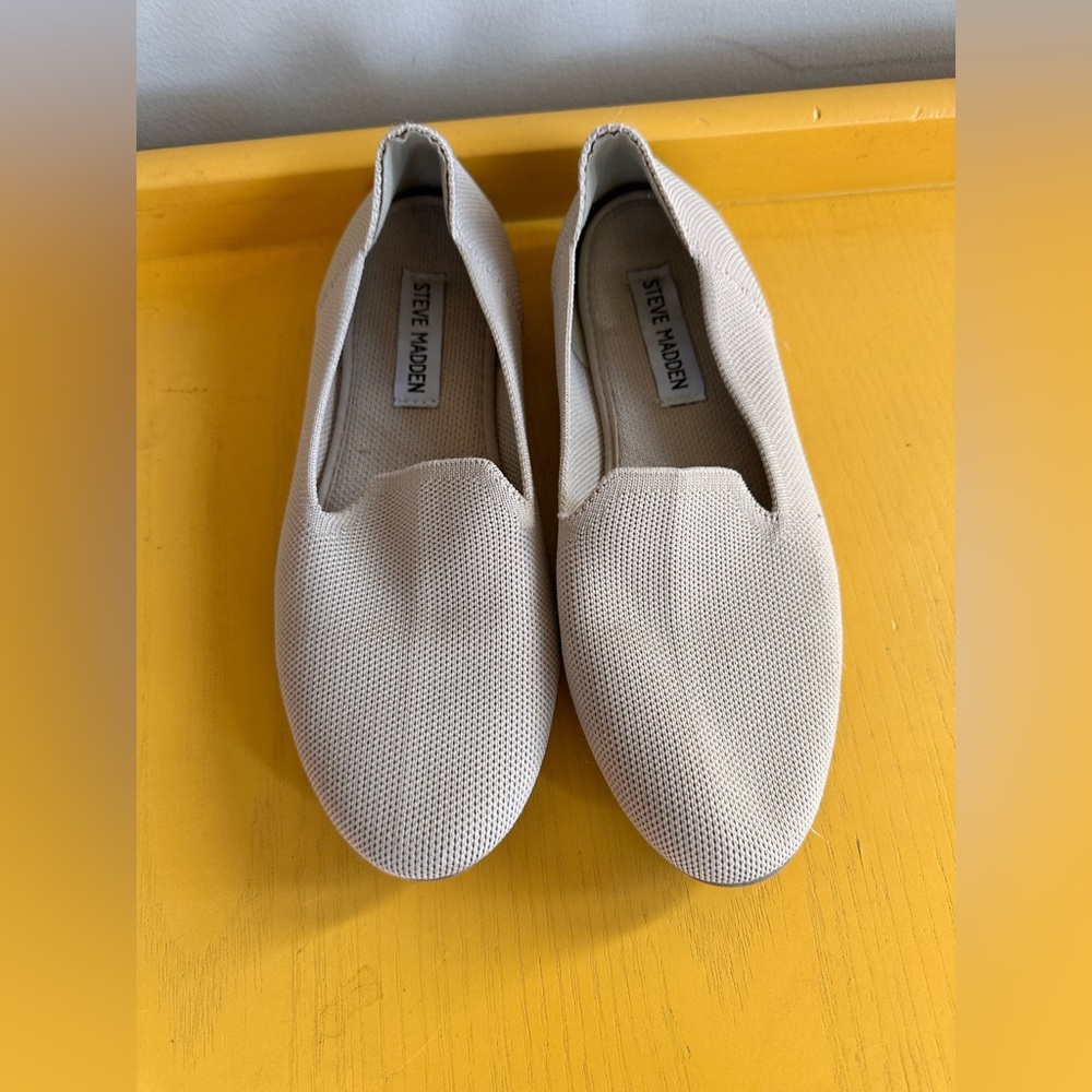 Steve Madden Sabin Slip-On Flat Shoes Loafers Sz 7 Beige Tan